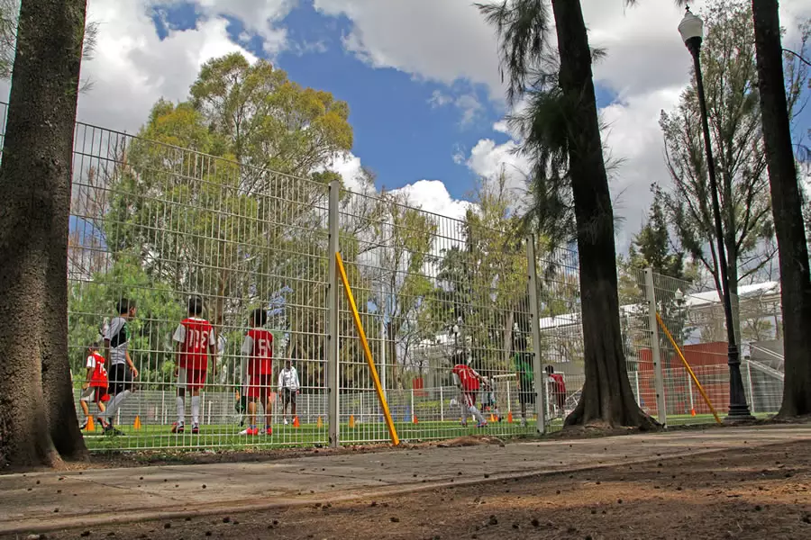 reja contemporanea en parque infantil