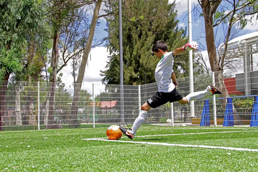 cancha de futbol con reja de acero contemporanea