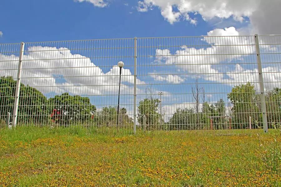 plaza con reja de acero contemporanea